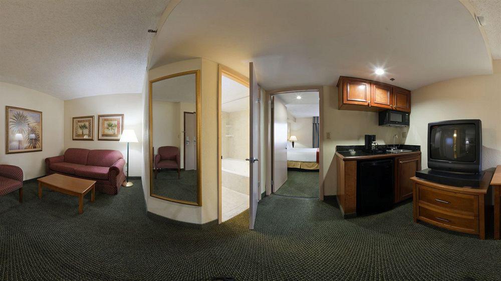 Holiday Inn Express Hotel & Suites Miami - Hialeah By Ihg Екстериор снимка