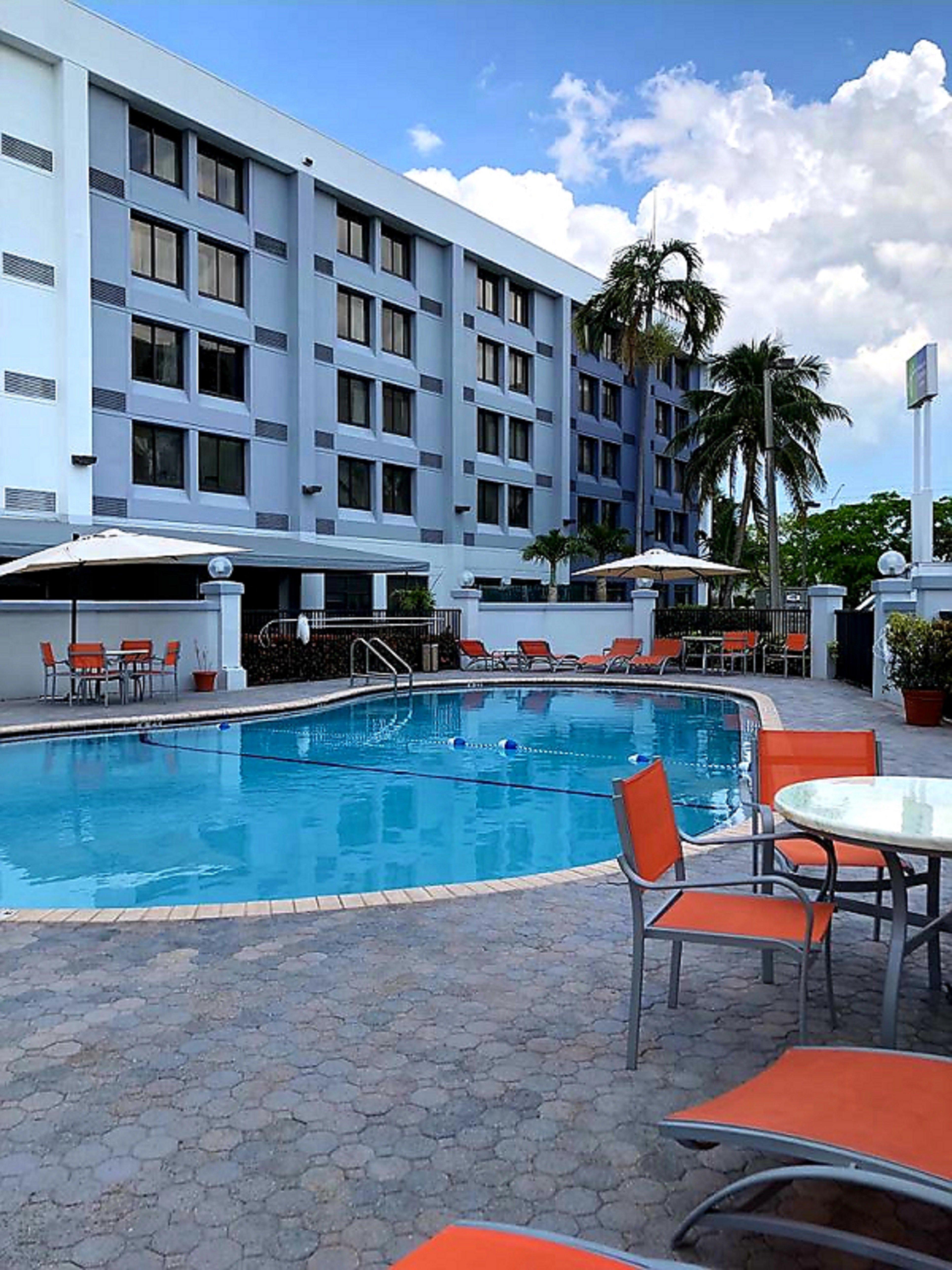 Holiday Inn Express Hotel & Suites Miami - Hialeah By Ihg Екстериор снимка