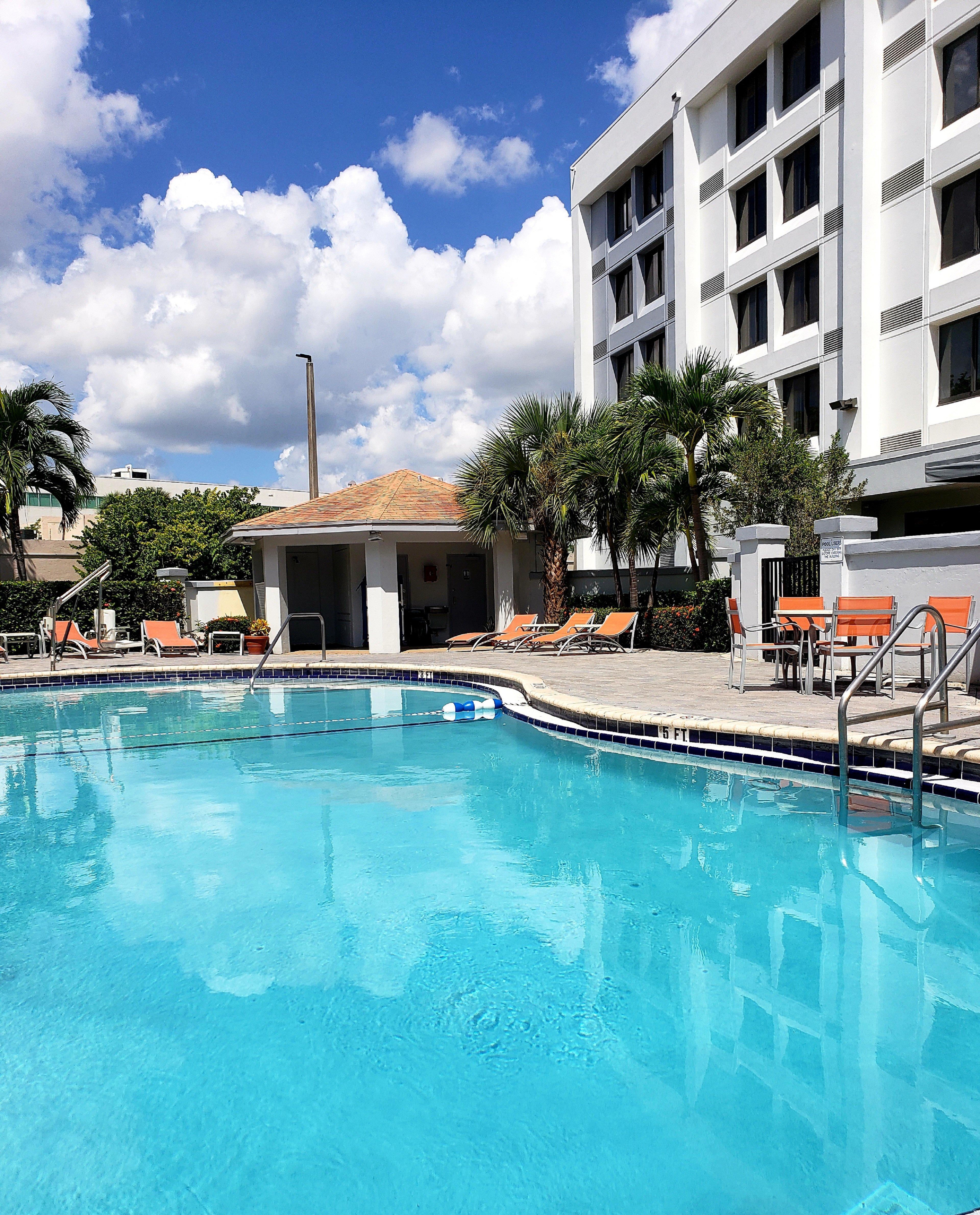 Holiday Inn Express Hotel & Suites Miami - Hialeah By Ihg Екстериор снимка