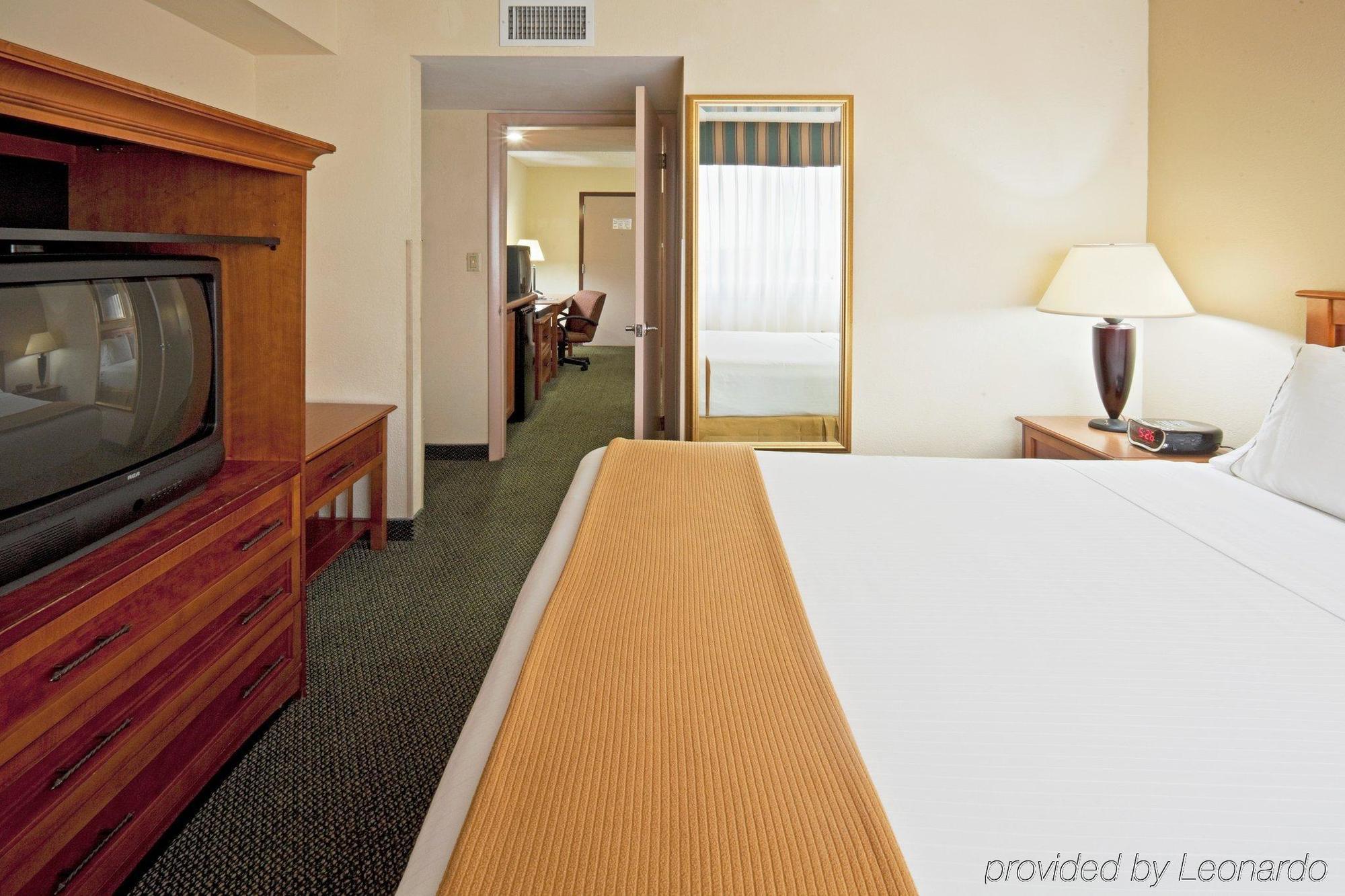Holiday Inn Express Hotel & Suites Miami - Hialeah By Ihg Екстериор снимка