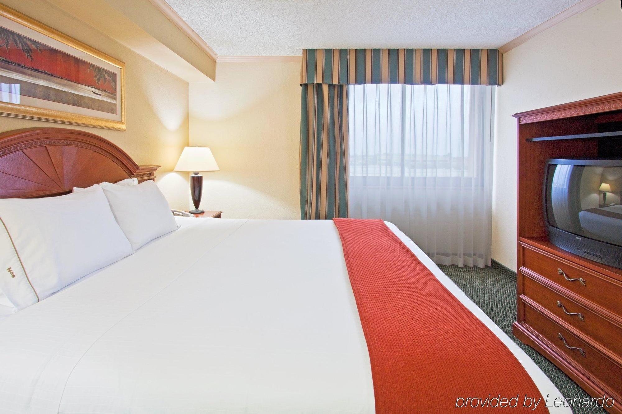 Holiday Inn Express Hotel & Suites Miami - Hialeah By Ihg Екстериор снимка
