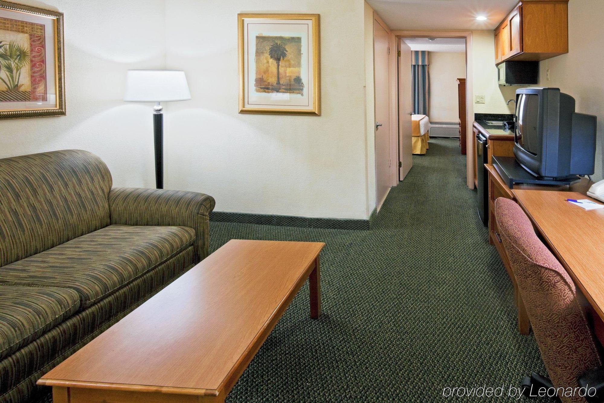 Holiday Inn Express Hotel & Suites Miami - Hialeah By Ihg Екстериор снимка