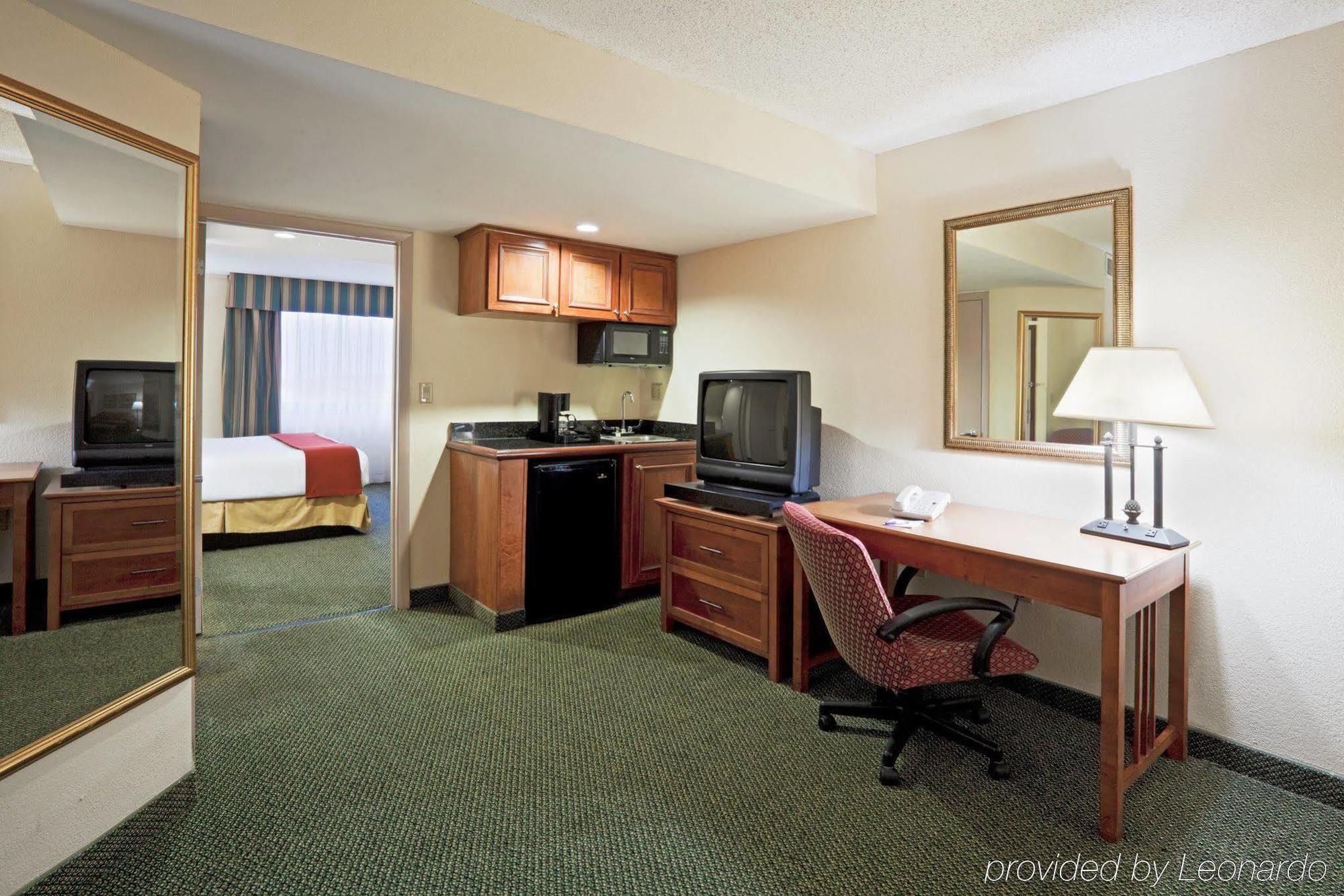 Holiday Inn Express Hotel & Suites Miami - Hialeah By Ihg Екстериор снимка