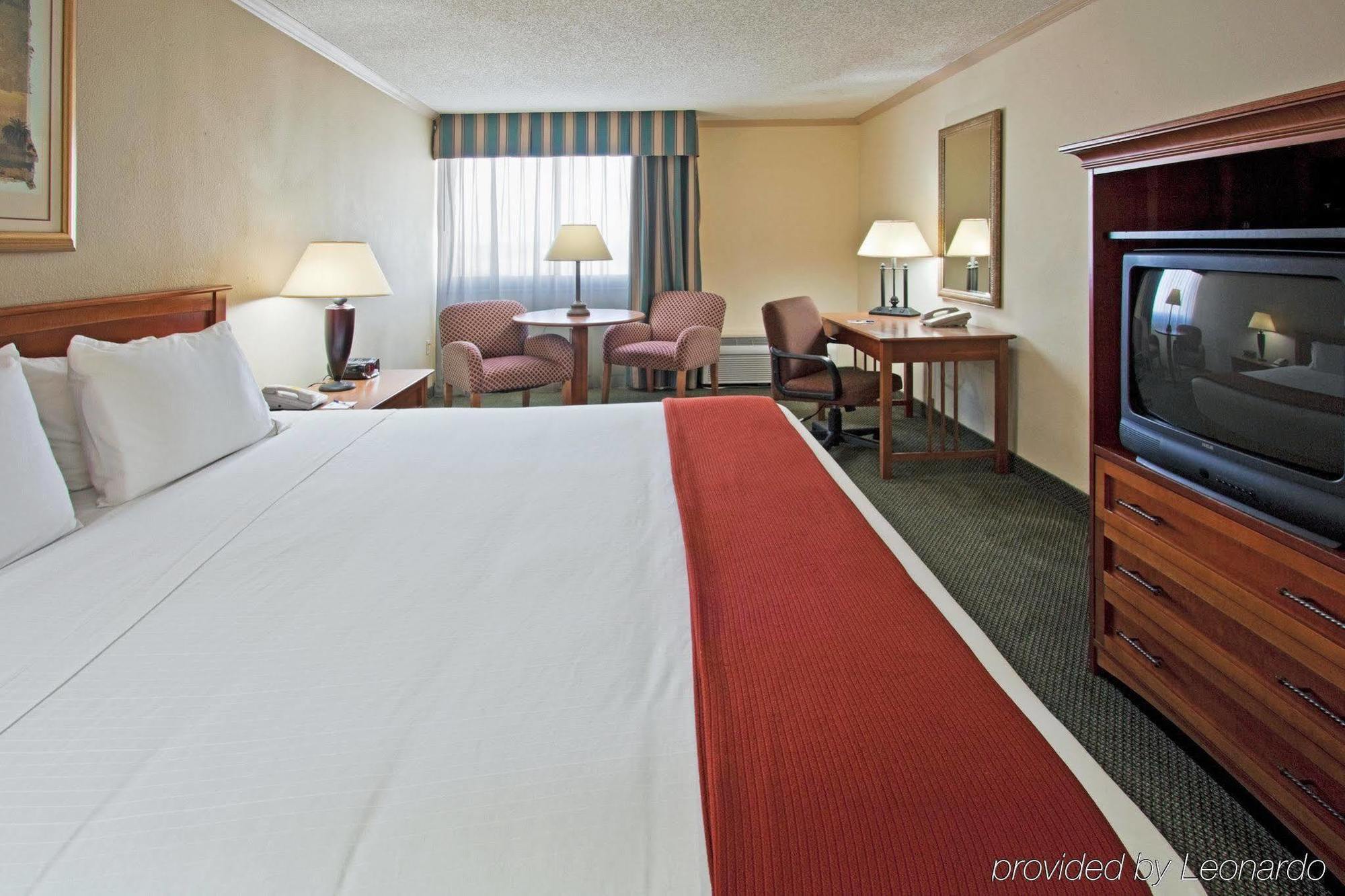 Holiday Inn Express Hotel & Suites Miami - Hialeah By Ihg Екстериор снимка