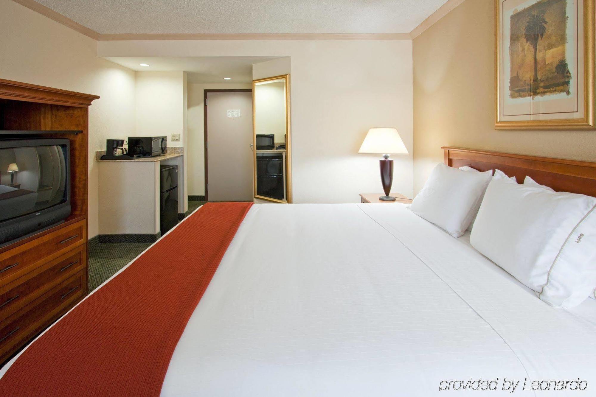 Holiday Inn Express Hotel & Suites Miami - Hialeah By Ihg Екстериор снимка