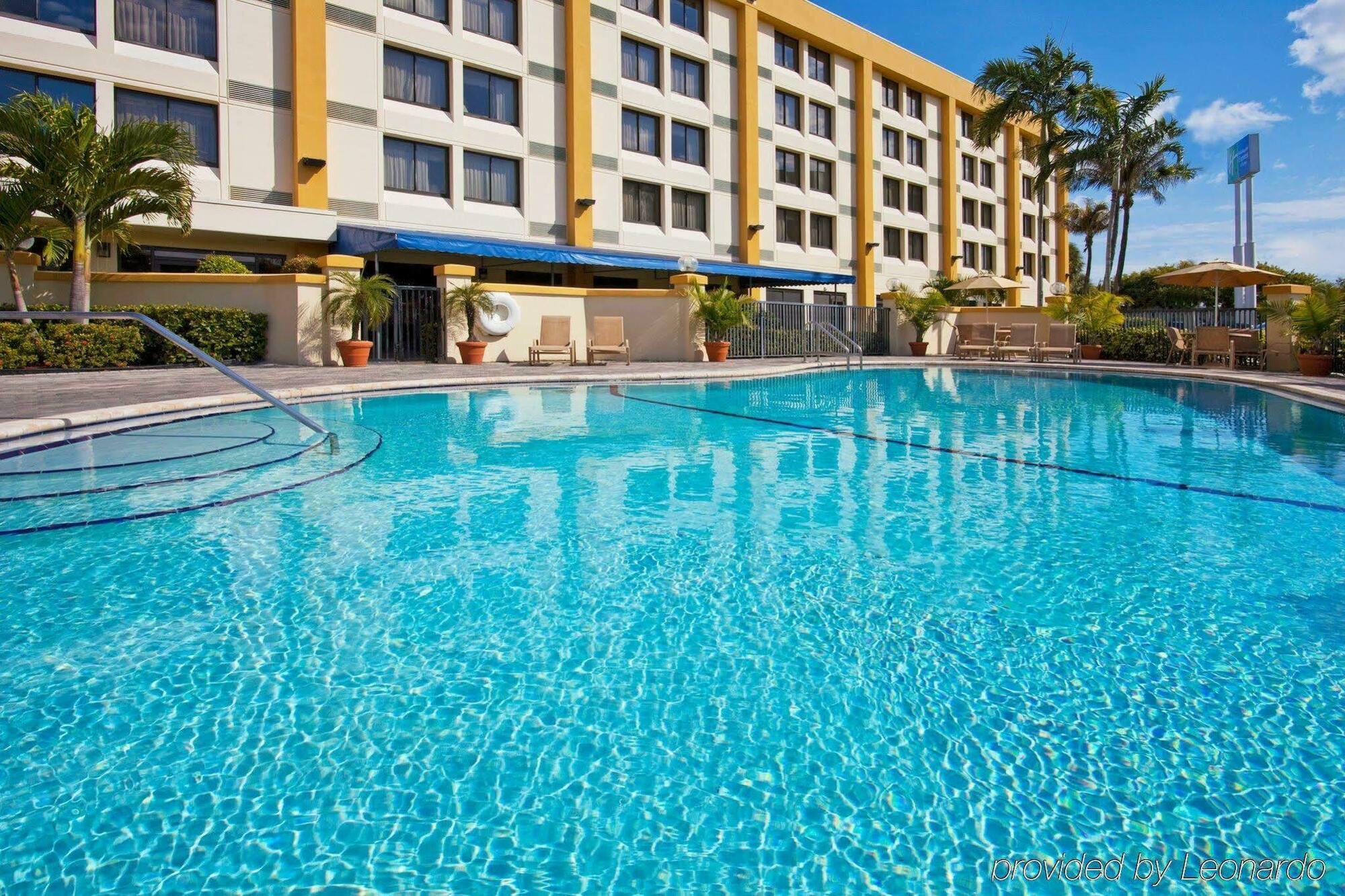Holiday Inn Express Hotel & Suites Miami - Hialeah By Ihg Екстериор снимка